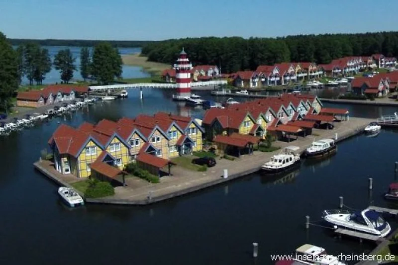 Locatie van het vakantiehuis op een eiland in de haven van Rheinsberg