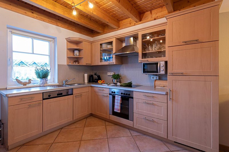 Gemütliche Küche mit Holzboden, Granit-Arbeitsplatte und modernen Geräten.