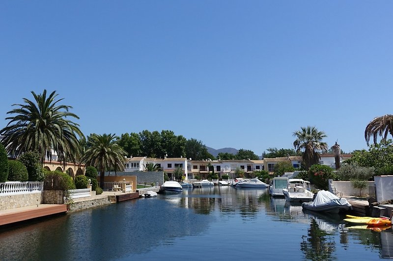 Ferienhäuser und Bootsanleger am Ende des Ebre Kanals vor Port Sirena