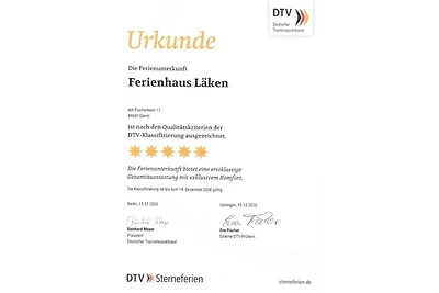 Firmenlogo auf Papierdokument mit Markenpublikation. Firmenlogo auf Papierdokument mit Markenpublikation.