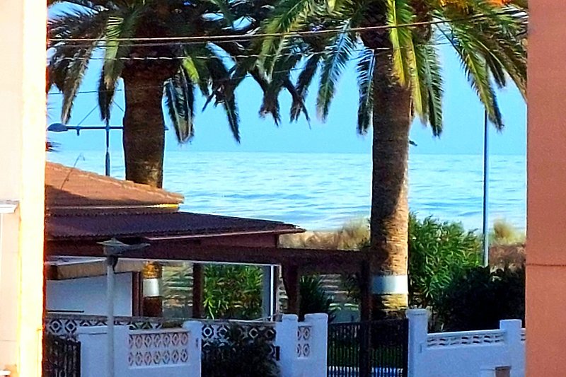 Blick vom Balkon auf den Sandstrand und das Meer