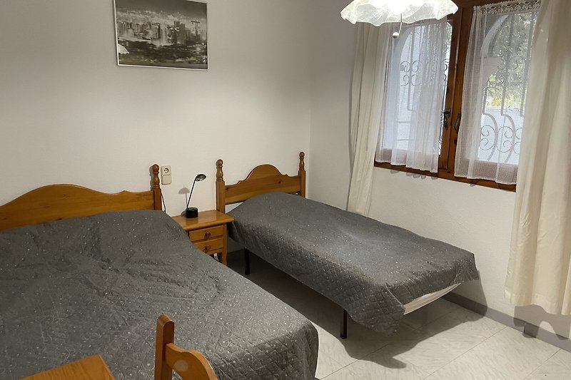Schlafzimmer Doppelbett + Einzelbett