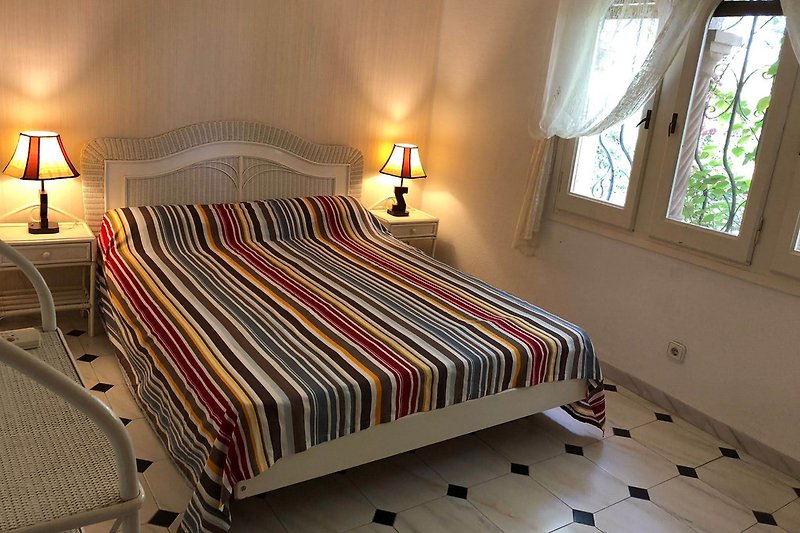Schlafzimmer mit französichen Doppelbett