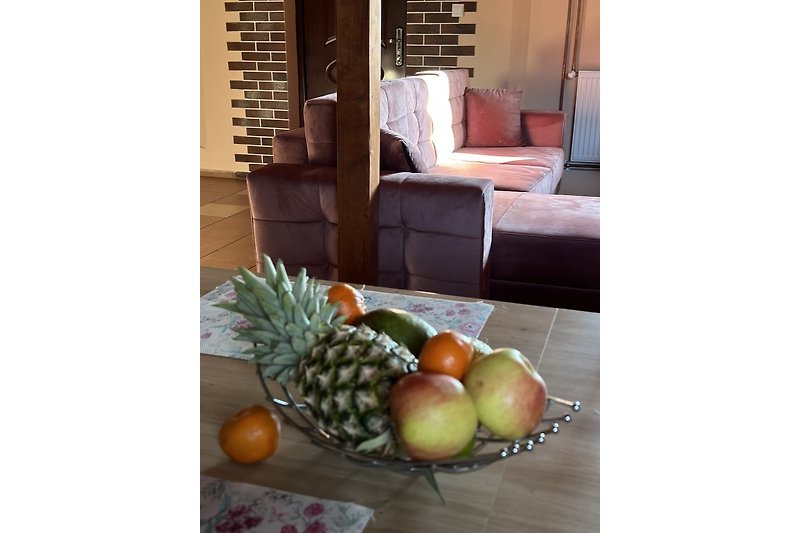 Holzstühle und Ananas auf dem Tisch - Natur und Superfood.
