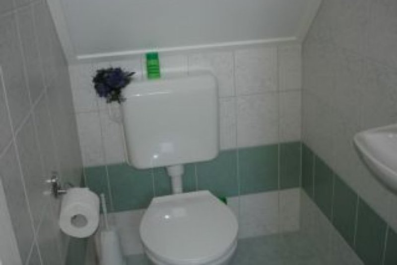 2. Toilettes en haut