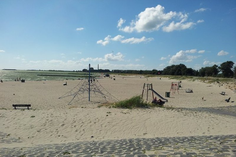 Strand und Spielplatz