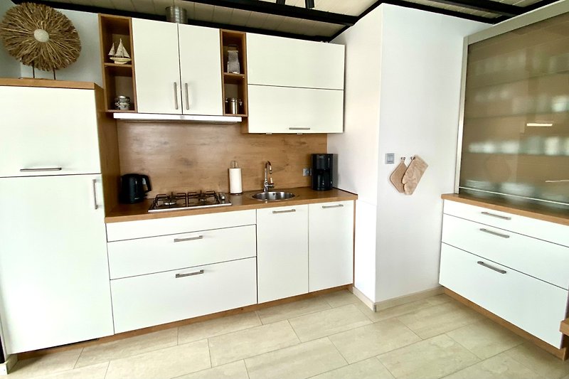 Moderne Küche mit hochwertigen Geräten und elegantem Design.