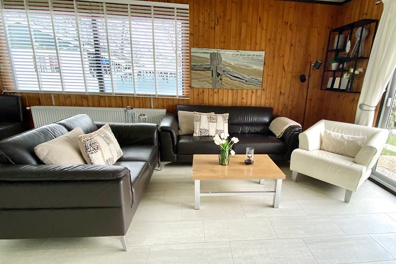 Modernes Wohnzimmer mit bequemer Couch, stilvollen Möbeln und Pflanzen.
