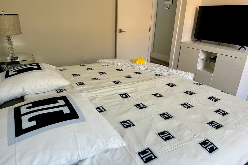 Schlafzimmer 3 mit modernem Bett und HD TV mit Apple TV