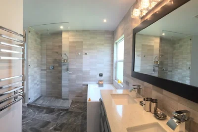 Patricks Villa, Naehe Orlando