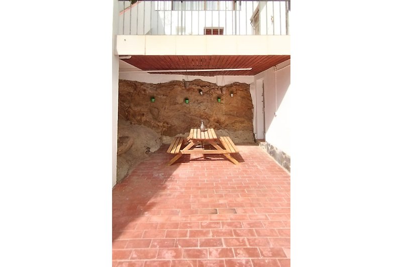 Treppe aus Holz, Ziegelmauer, Kunst an der Wand - stilvolles Ambiente!