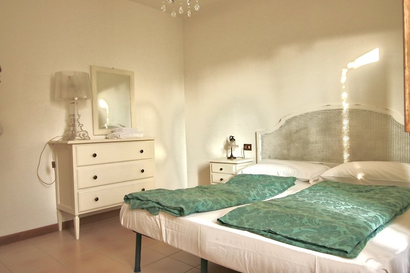 Stilvolles Schlafzimmer mit Holzmöbeln und gemütlichem Bett.