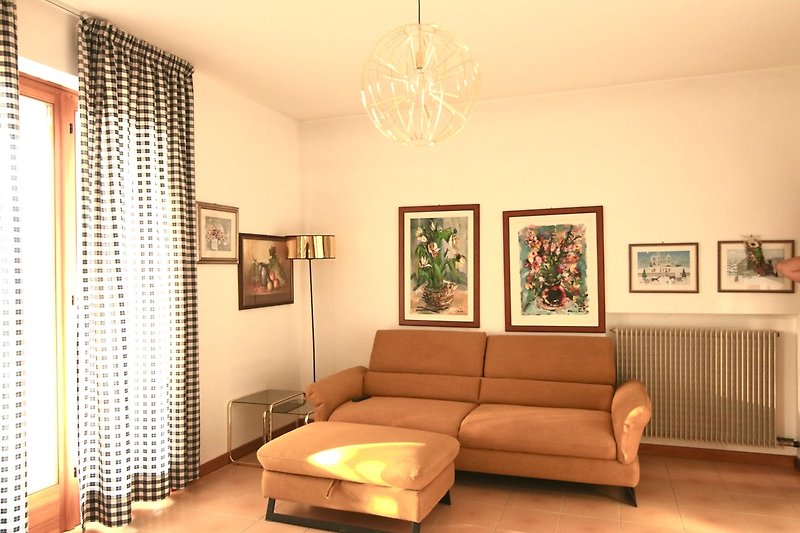 Gemütliches Wohnzimmer mit stilvollem Holzboden und elegantem Interieur.