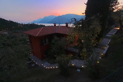 rote klimanlage haus pool und blick