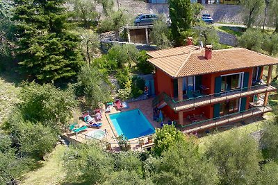 rote klimanlage haus pool und blick