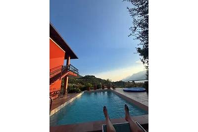 rote klimanlage haus pool und blick