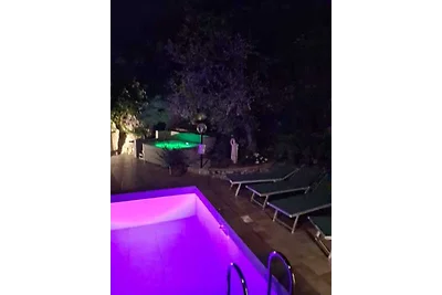rote klimanlage haus pool und blick