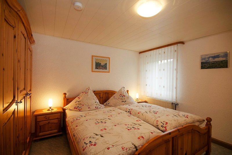 Gemütliches Schlafzimmer mit Holzmöbeln Ferienwohnung 2