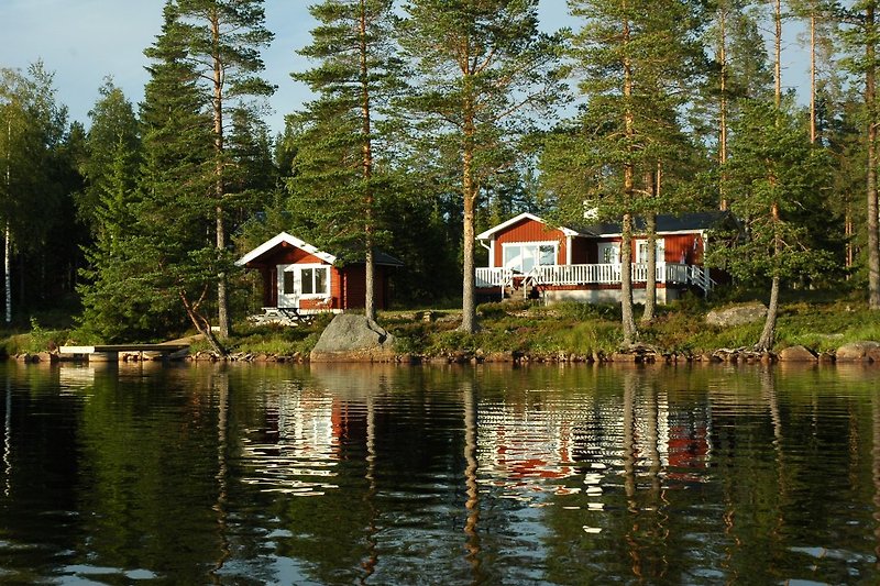 Rustik vacation home in a uniqe location. Left is the logged sauna building with the bath pier – also a landing for the boat.