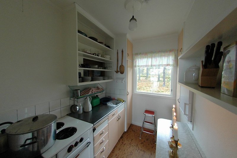 Die (kleine) Küche hat eine Spüle mit Abfluss, Holzherd, Gasherd und Gaskühlschrank (103 Liter). Der Wohnstandard ist eher einfach.