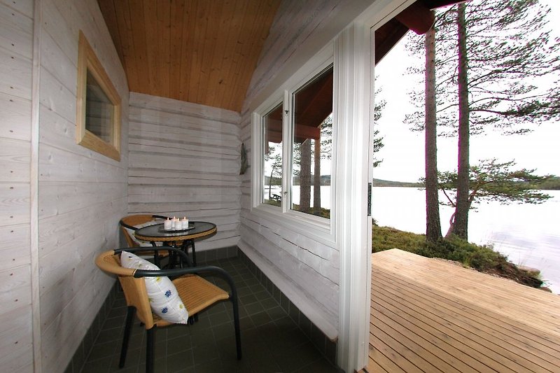 In der Sauna-Gebäude ist auch eine Relax-Ecke mit spektakulärem Blick über den See.