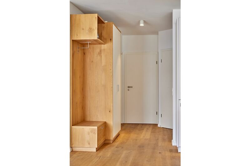 Eingangsbereich mit Garderobe aus Holz