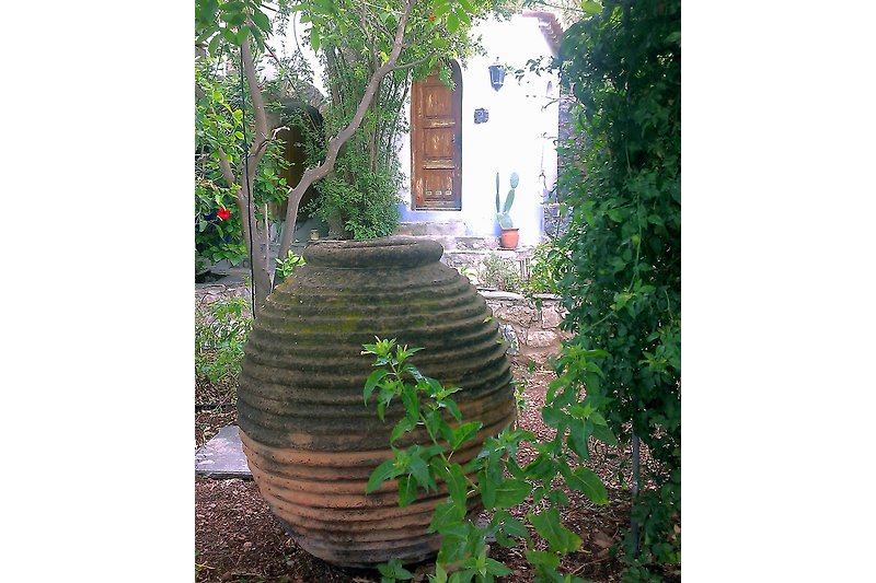 Garten mit antiker Tonvase