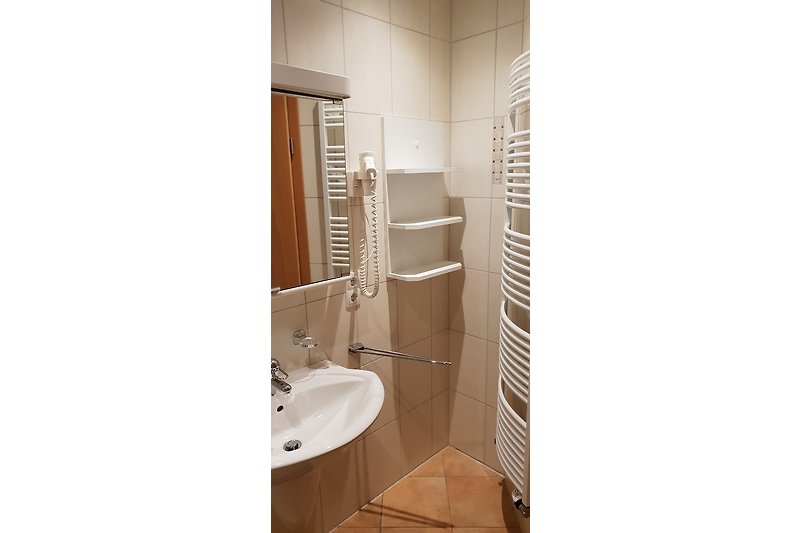 WC 2 with shower bath (Photo 1)