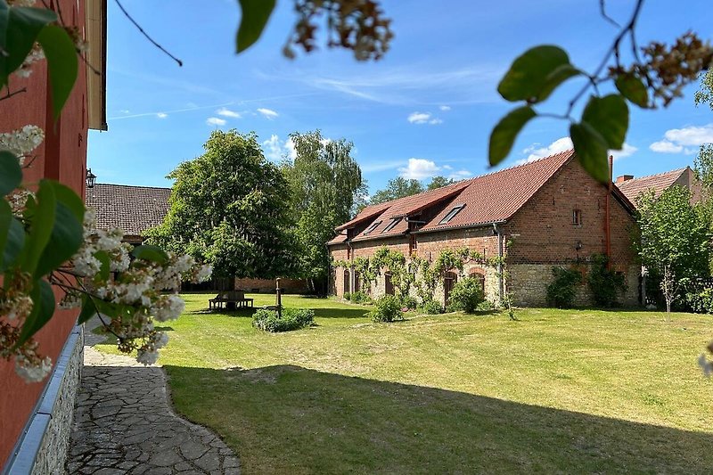 Gepflegter Garten mit Ziegelweg und einladendem Innenhof.