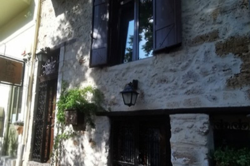 Ein charmantes historisches Haus mit einer schönen Fassade und blumengeschmückter Tür.