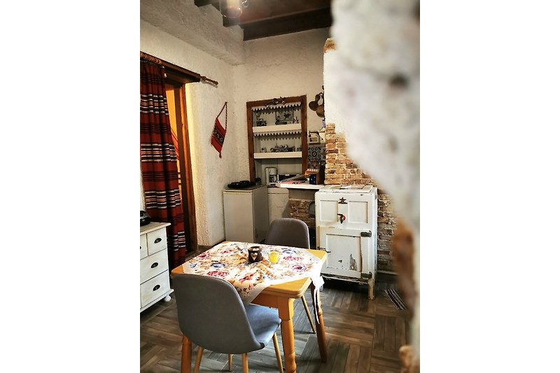 Ein stilvoll eingerichtetes Zimmer mit Holzmöbeln und gemütlicher Beleuchtung und eine kleine Küche