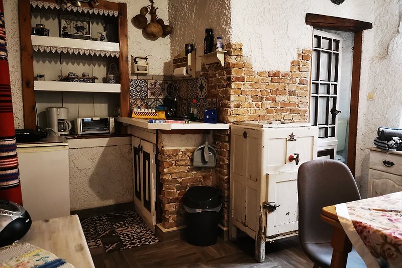 Eine stilvolle Einrichtung und eine kleine Küche