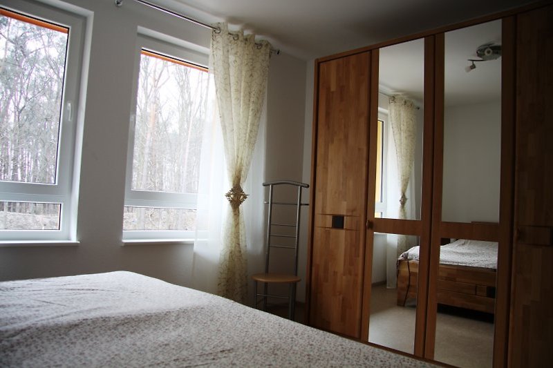 Elternschlafzimmer mit Doppelbett und Kleiderschrank