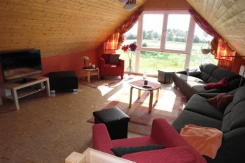 neu eingerichtetes Wohnzimmer mit Panoramafenster