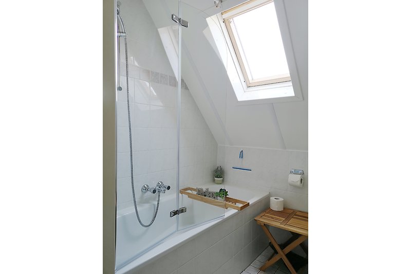 OG. Schönes Badezimmer mit Dusche, Fenster und Fliesen.