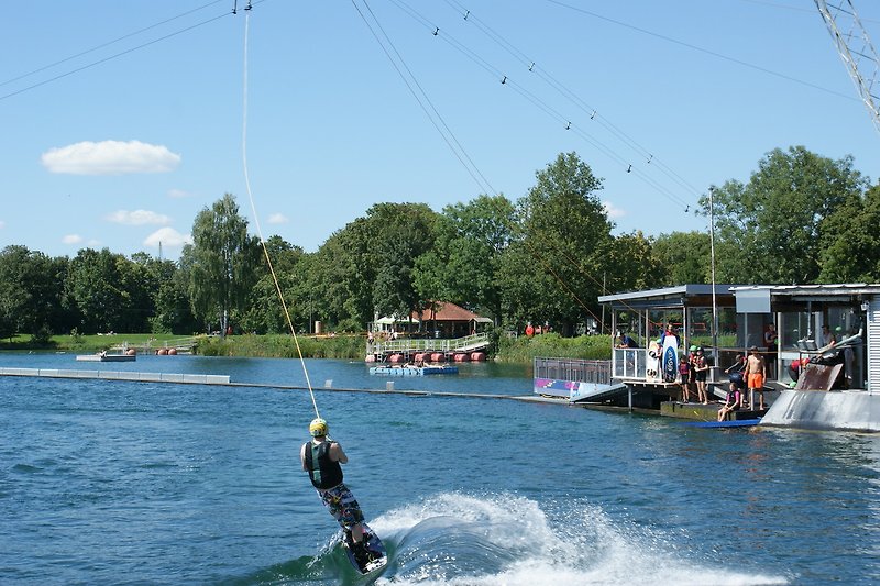 Wassersport, Boote und Spaß am See! Perfekt für den Sommerurlaub.