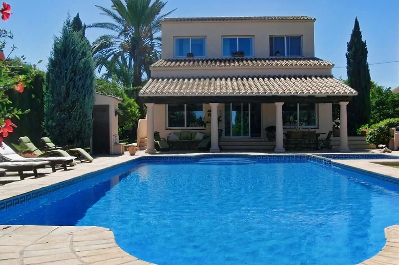Villa und Pool