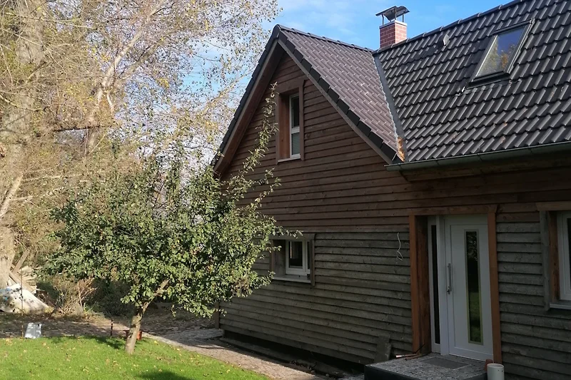 Ein charmantes Haus mit Holzfassade. Eingangsbereich.