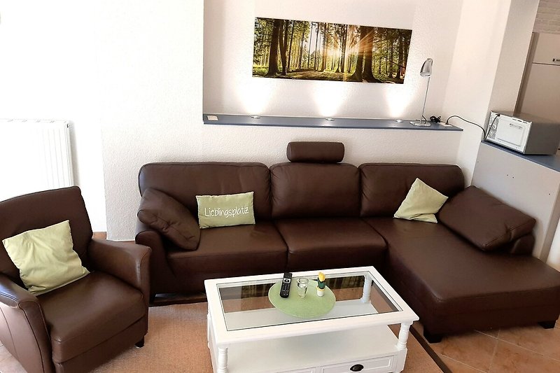 Gemütliches Wohnzimmer mit bequemer Couch und stilvollem Tisch.