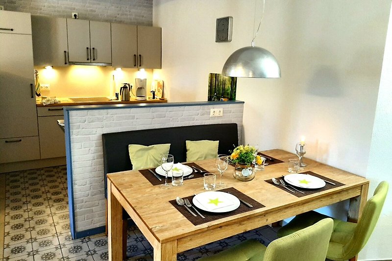 Einladende Küche mit stilvollen Möbeln und moderner Beleuchtung.
