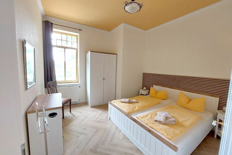 Gemütliches Schlafzimmer mit bequemem Bett und stilvoller Einrichtung.