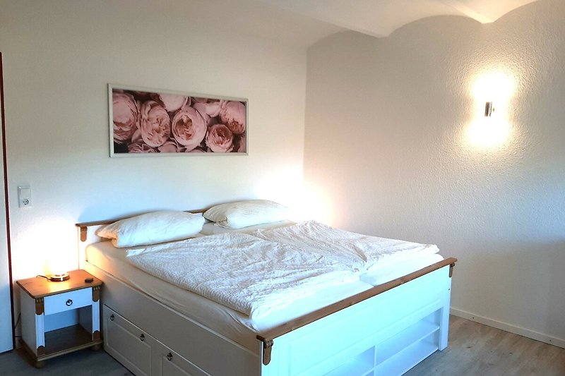 Gemütliches Schlafzimmer mit komfortablem Bett und stilvoller Einrichtung.