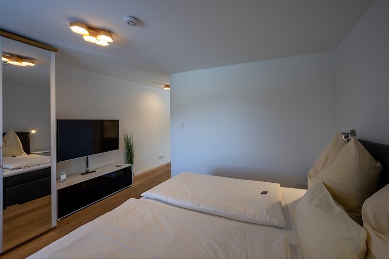 Stilzimmer: offener Schlafbereich mit Doppelbett