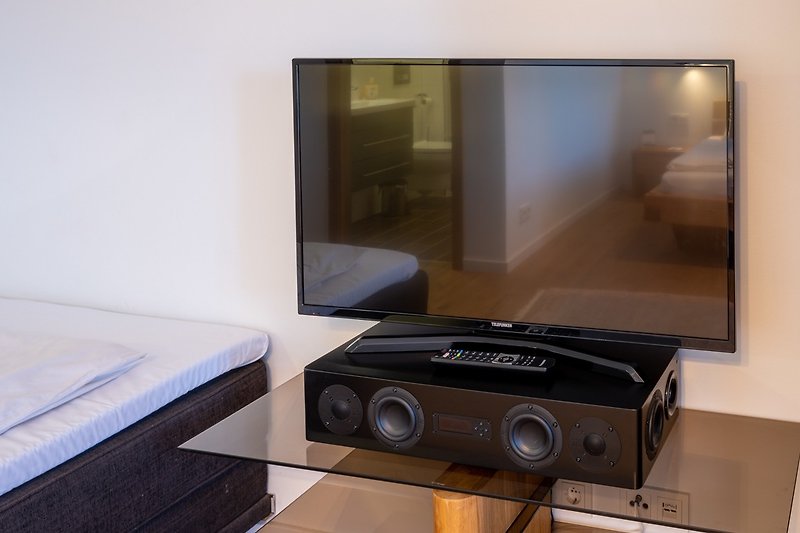 Dunkles Bauernzimmer: TV und Musikanlage