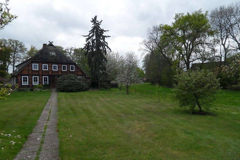 Schönes Landhaus umgeben von grüner Landschaft.