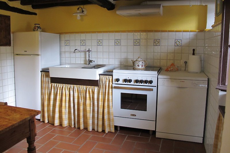Im toskanischen Landhaus-Stil eingerichtete Küche mit allen notwendigen Küchenutensilien.