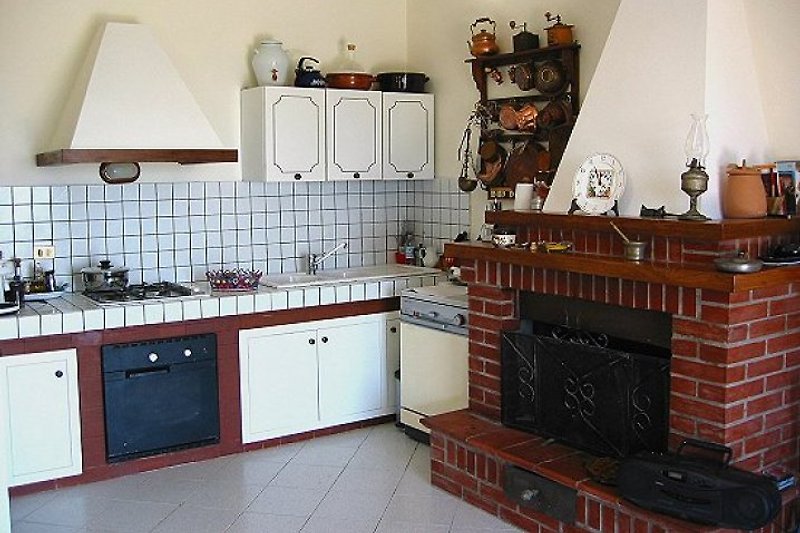 Küche u. a.  mit Gasherd, Backofen, Geschirrspüler, Waschmaschine.
