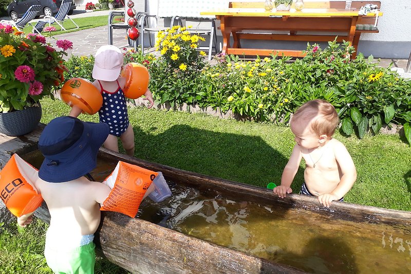 Auch der Brunnen ist für die Kleinen sehr beliebt