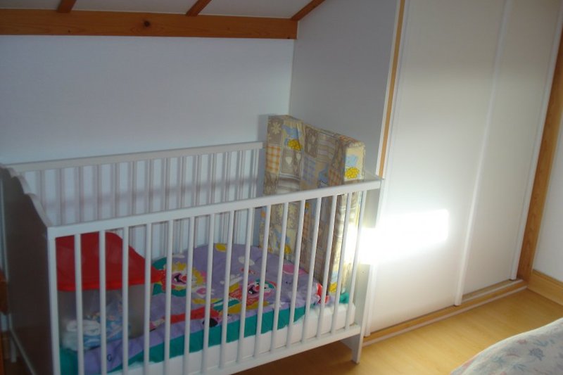 Kinderbett im Elternschlafzimmer