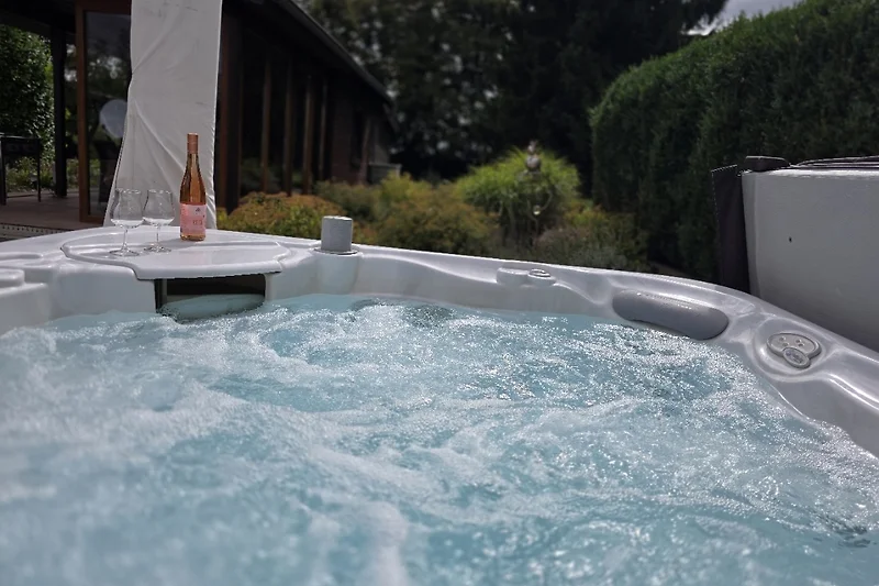 Eigener Jacuzzi, heizbar bis 40 °C.
